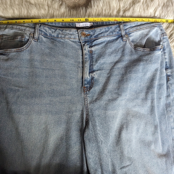 Final Price NWT Eloquii Straight Leg Jeans With Slit in Light Wash - Picture 9 of 14